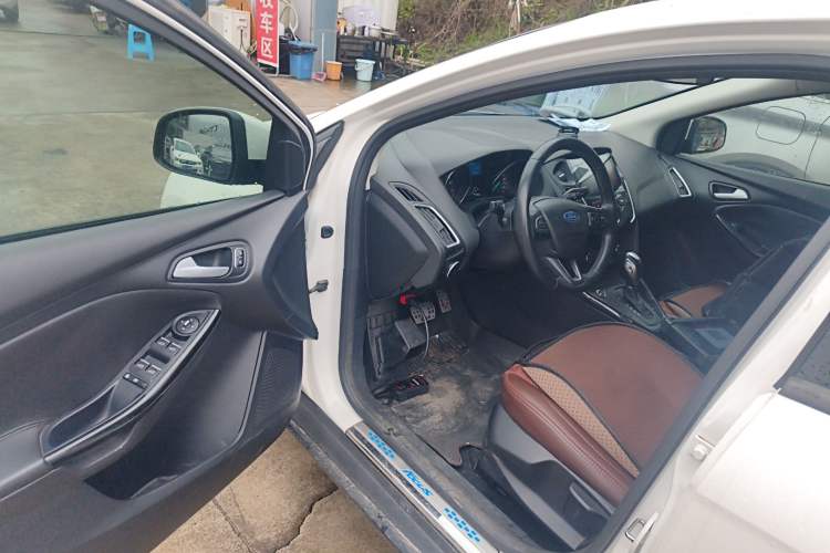 Used Ford Focus 2015 Hatchback 1.6L Automatic Fashion Edition Driver Seat