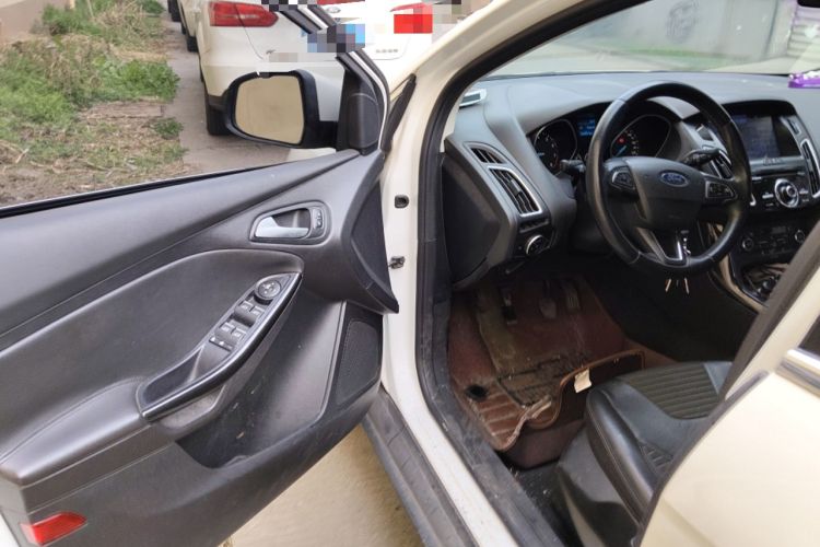 Used Ford Focus 2015 Sedan EcoBoost 125 Manual – Ultra-Style Edition Driver Seat