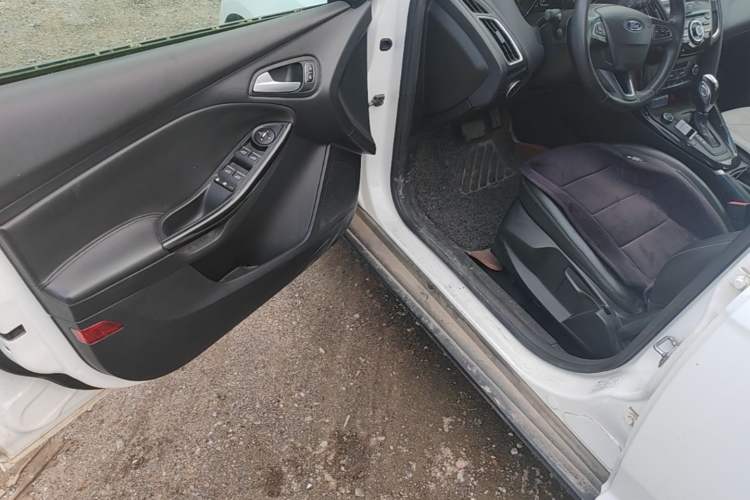 Used Ford Focus 2015 Hatchback 1.6L Automatic Fashion Edition Driver Seat