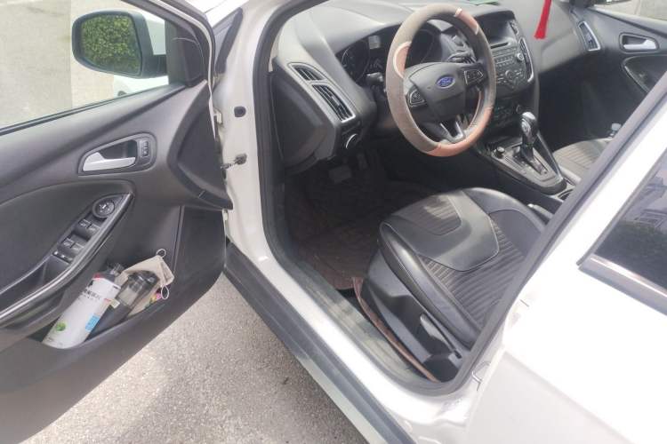 Used Ford Focus 2015 Hatchback 1.6L Automatic Fashion Edition Driver Seat