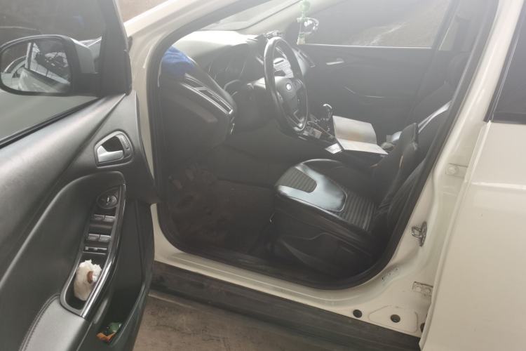 Used Ford Focus 2015 Sedan EcoBoost 125 Manual – Ultra-Style Edition Driver Seat