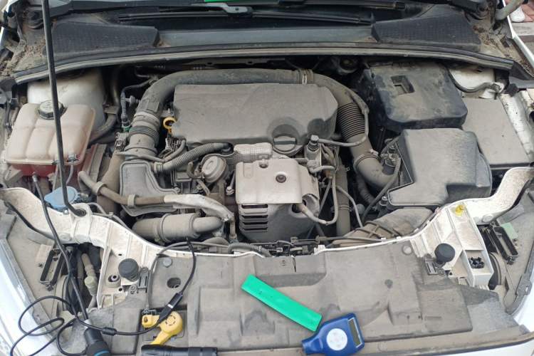 Used Ford Focus 2015 Hatchback EcoBoost 125 Manual – Ultra-Style Edition Engine Bay