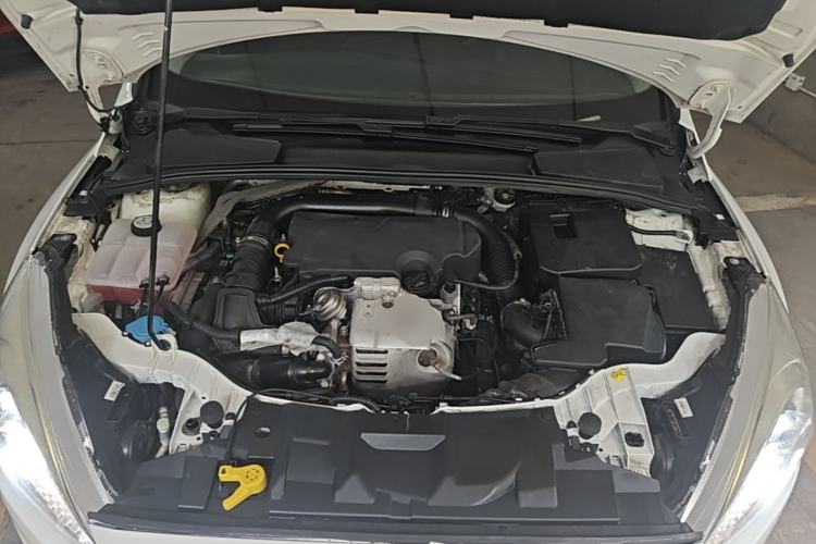 Used Ford Focus 2015 Hatchback EcoBoost 125 Manual – Ultra-Style Edition Engine Bay