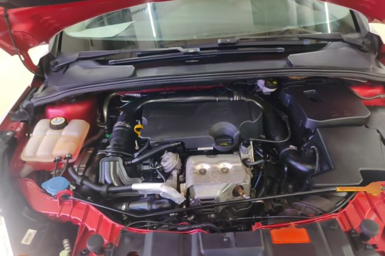 Used Ford Focus 2015 Hatchback EcoBoost 125 Automatic Supreme Style Edition Engine Bay