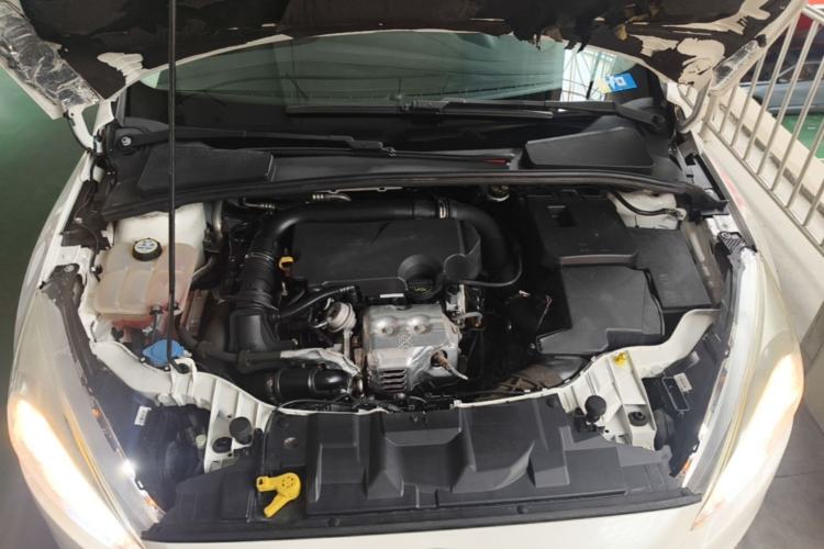 Used Ford Focus 2015 Sedan EcoBoost 125 Automatic Supreme Style Edition Engine Bay