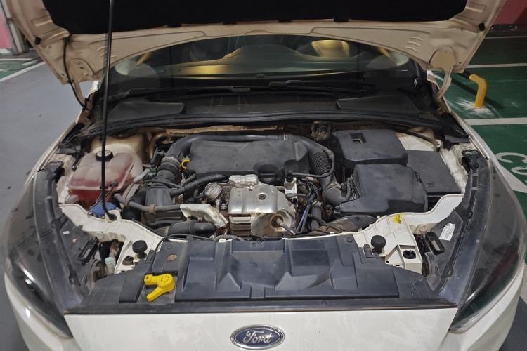 Used Ford Focus 2015 Hatchback EcoBoost 125 Manual – Ultra-Style Edition Engine Bay