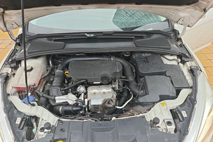 Used Ford Focus 2015 Hatchback EcoBoost 125 Automatic Supreme Style Edition Engine Bay