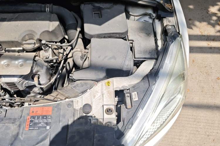 Used Ford Focus 2015 Sedan EcoBoost 125 Automatic Supreme Style Edition Engine Bay Left