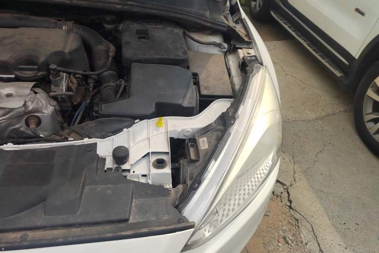 Used Ford Focus 2015 Hatchback EcoBoost 125 Automatic Supreme Style Edition Engine Bay Left