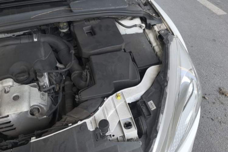 Used Ford Focus 2015 Sedan EcoBoost 125 Manual – Ultra-Style Edition Engine Bay Left