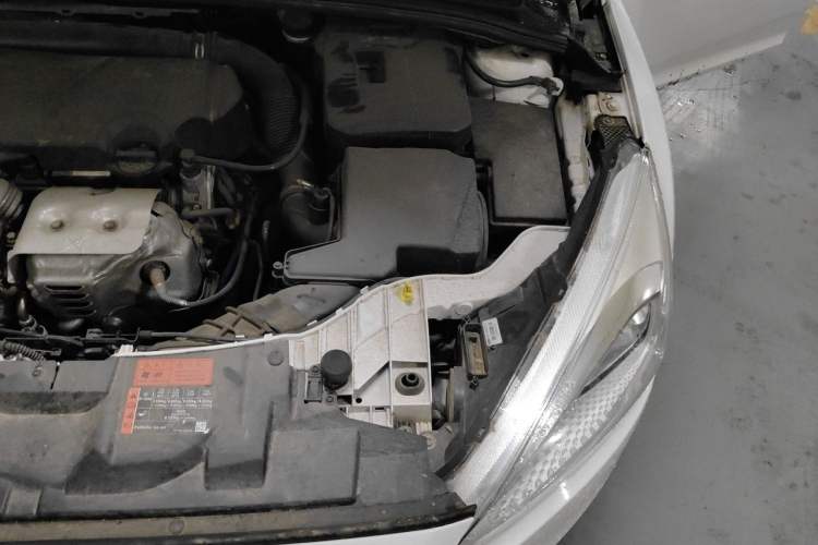Used Ford Focus 2015 Hatchback EcoBoost 125 Automatic Supreme Style Edition Engine Bay Left