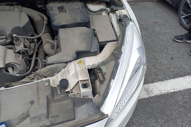 Used Ford Focus 2015 Hatchback EcoBoost 125 Manual – Ultra-Style Edition Engine Bay Left