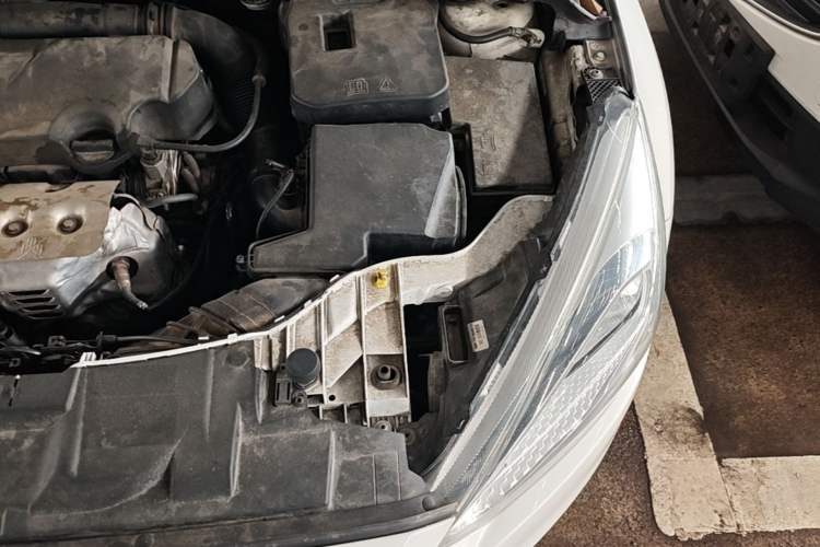 Used Ford Focus 2015 Hatchback EcoBoost 125 Automatic Supreme Style Edition Engine Bay Left