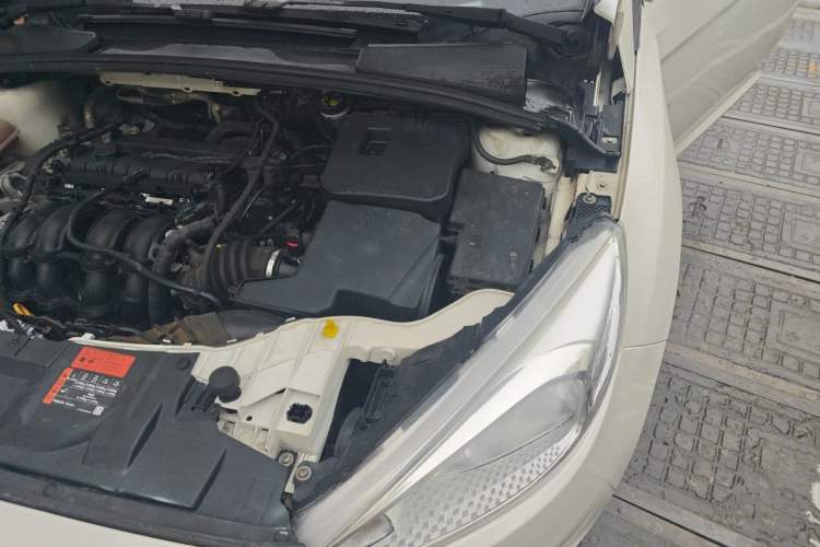 Used Ford Focus 2015 Sedan 1.6L Automatic Comfort Model Engine Bay Left
