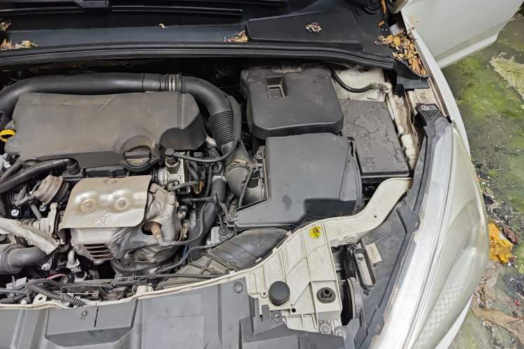 Used Ford Focus 2015 Sedan EcoBoost 125 Automatic Supreme Style Edition Engine Bay Left