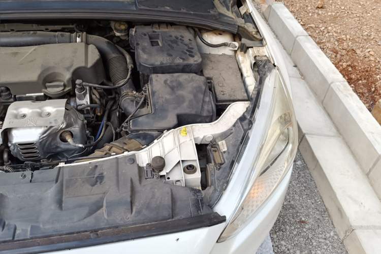 Used Ford Focus 2015 Sedan EcoBoost 125 Automatic Supreme Style Edition Engine Bay Left