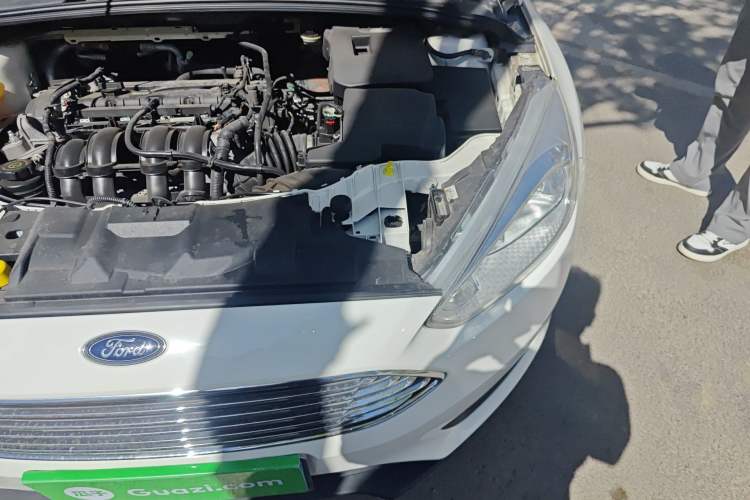 Used Ford Focus 2015 Sedan 1.6L Manual Comfort Model Engine Bay Left