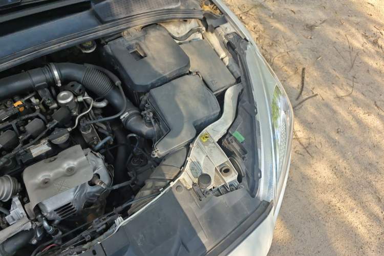 Used Ford Focus 2015 Hatchback EcoBoost 125 Automatic Supreme Style Edition Engine Bay Left