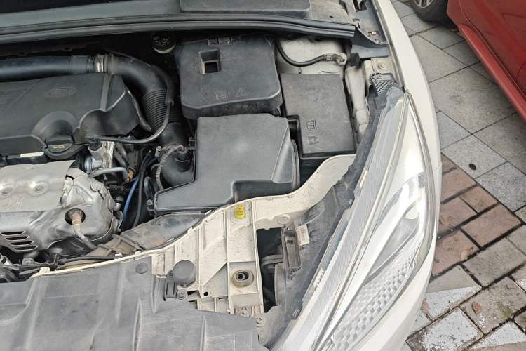 Used Ford Focus 2015 Hatchback EcoBoost 125 Automatic Supreme Style Edition Engine Bay Left