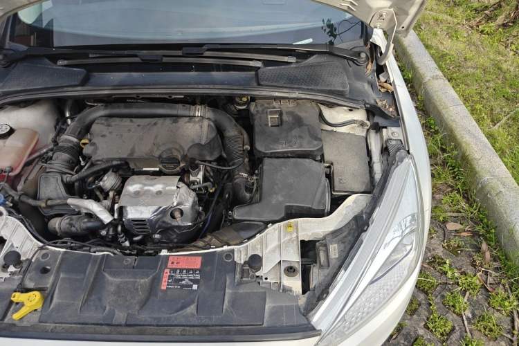 Used Ford Focus 2015 Hatchback EcoBoost 125 Automatic Supreme Style Edition Engine Bay Left