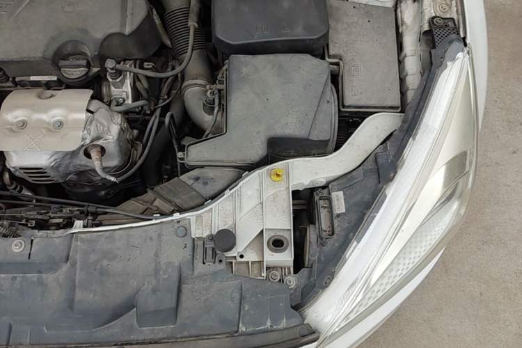 Used Ford Focus 2015 Hatchback EcoBoost 125 Automatic Supreme Style Edition Engine Bay Left
