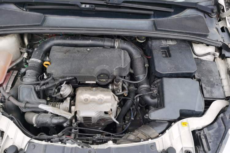 Used Ford Focus 2015 Sedan EcoBoost 125 Automatic Supreme Style Edition Engine Bay Left