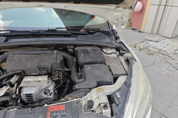Used Ford Focus 2015 Hatchback EcoBoost 125 Automatic Supreme Style Edition Engine Bay Left