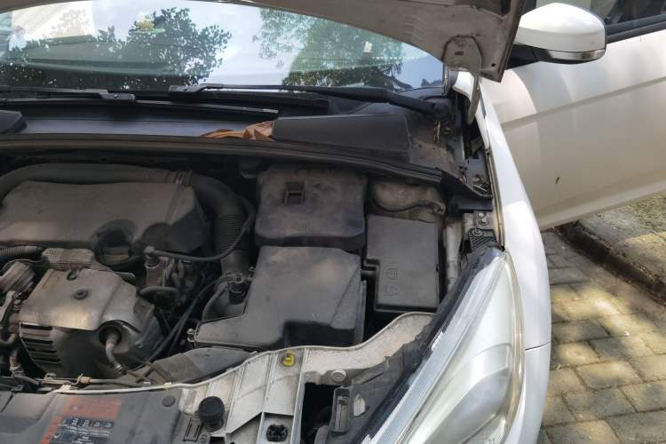 Used Ford Focus 2015 Sedan EcoBoost 125 Manual – Ultra-Style Edition Engine Bay Left