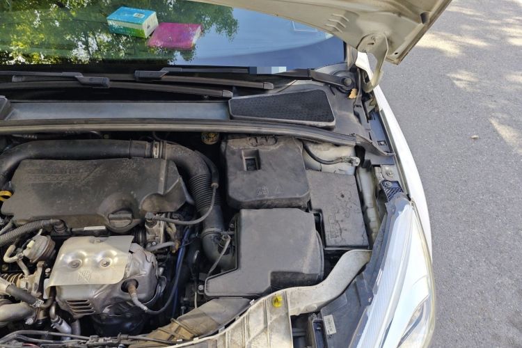 Used Ford Focus 2015 Sedan EcoBoost 125 Automatic Supreme Style Edition Engine Bay Left
