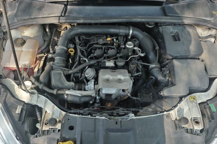 Used Ford Focus 2015 Hatchback EcoBoost 125 Automatic Supreme Style Edition Engine Bay