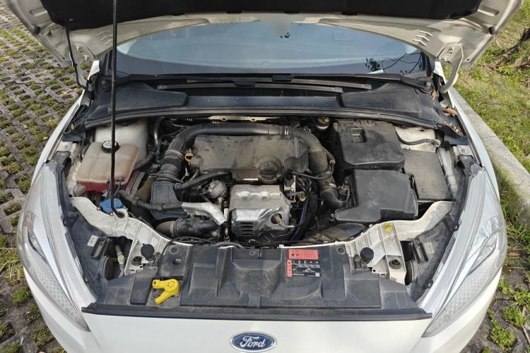 Used Ford Focus 2015 Hatchback EcoBoost 125 Automatic Supreme Style Edition Engine Bay