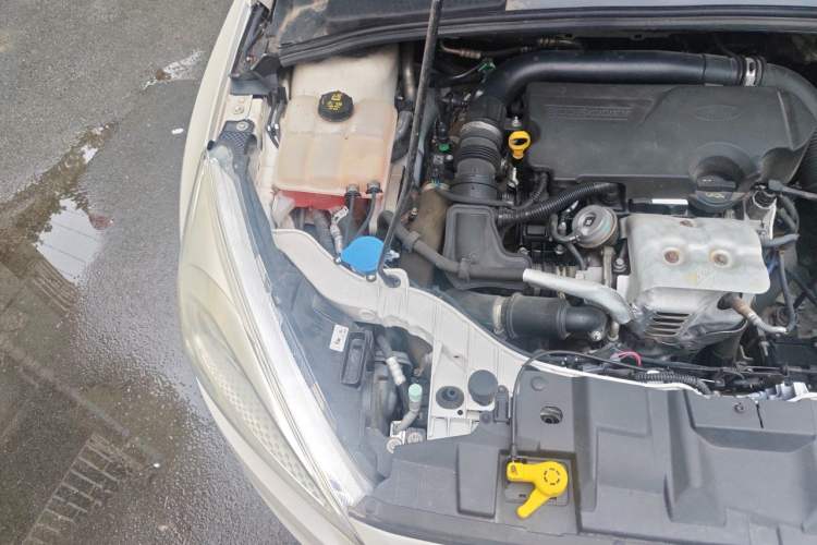 Used Ford Focus 2015 Hatchback EcoBoost 125 Automatic Supreme Style Edition Engine Bay Right