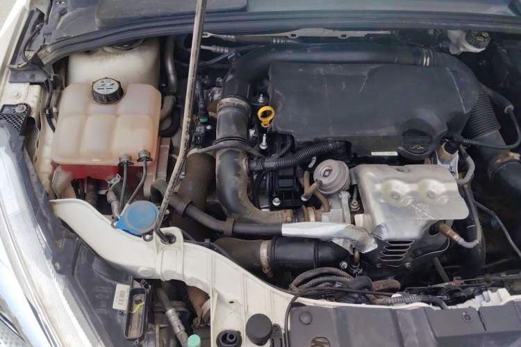 Used Ford Focus 2015 Hatchback EcoBoost 125 Manual – Ultra-Style Edition Engine Bay Right