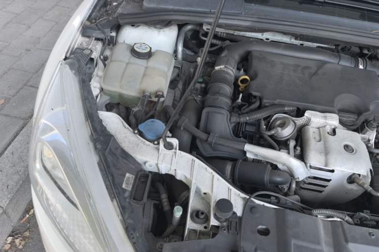 Used Ford Focus 2015 Sedan EcoBoost 125 Manual – Ultra-Style Edition Engine Bay Right