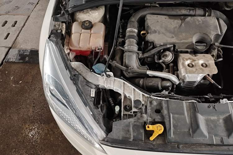 Used Ford Focus 2015 Hatchback EcoBoost 125 Automatic Supreme Style Edition Engine Bay Right