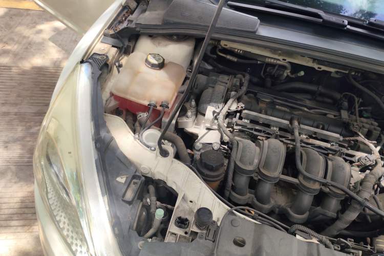 Used Ford Focus 2015 Sedan 1.6L Automatic Comfort Model Engine Bay Right