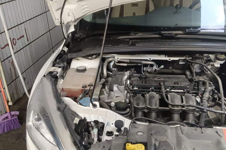 Used Ford Focus 2015 Hatchback 1.6L Manual Fashion Edition Engine Bay Right