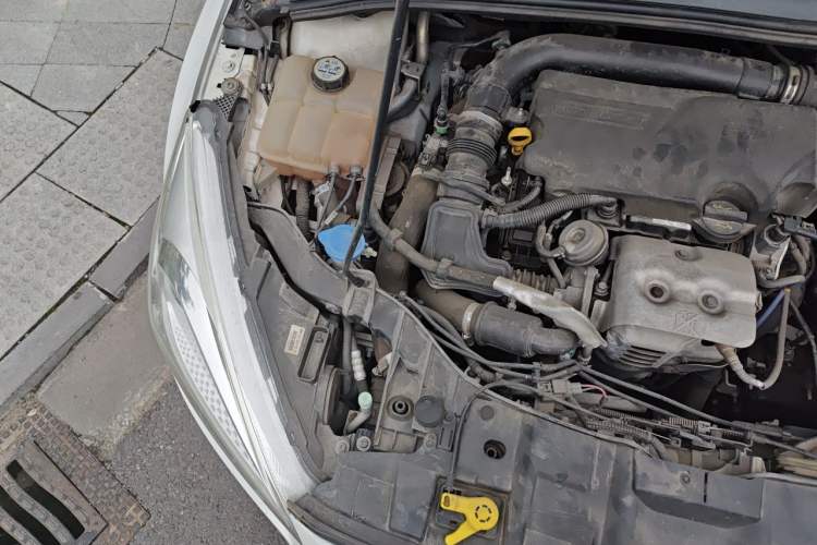 Used Ford Focus 2015 Hatchback EcoBoost 125 Automatic Supreme Style Edition Engine Bay Right