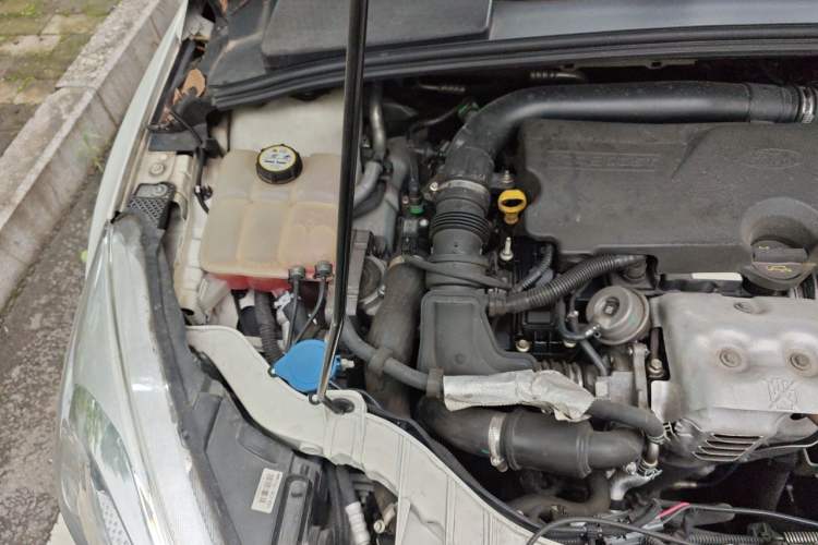 Used Ford Focus 2015 Sedan EcoBoost 125 Automatic Supreme Style Edition Engine Bay Right