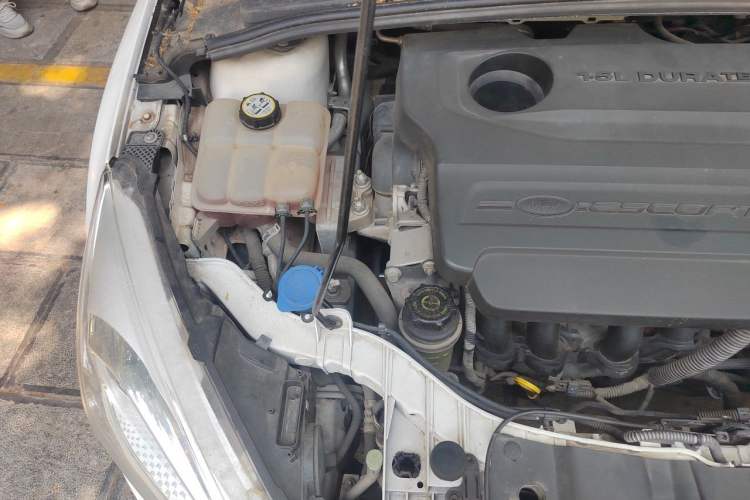 Used Ford Focus 2015 Sedan 1.6L Automatic Comfort Model Engine Bay Right
