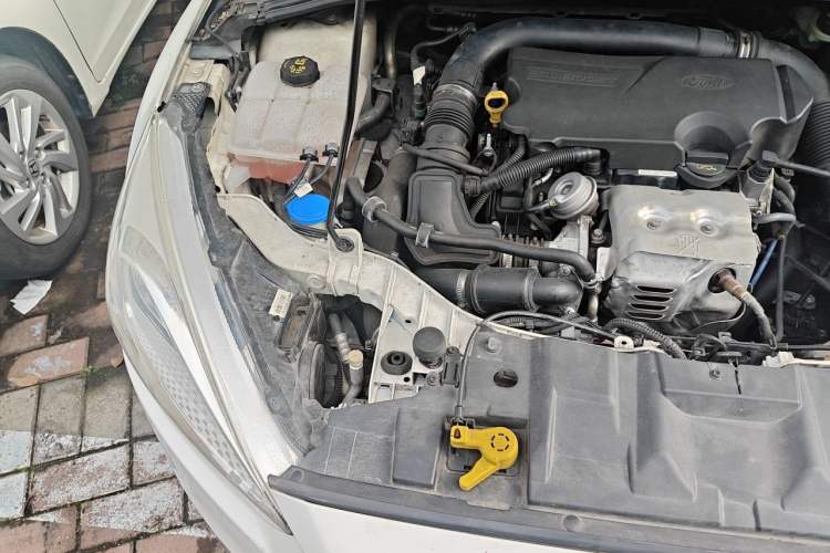 Used Ford Focus 2015 Hatchback EcoBoost 125 Automatic Supreme Style Edition Engine Bay Right