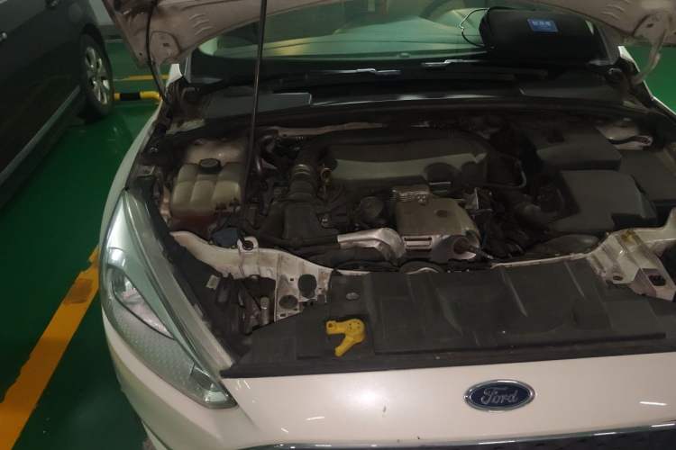 Used Ford Focus 2015 Hatchback EcoBoost 125 Manual – Ultra-Style Edition Engine Bay Right