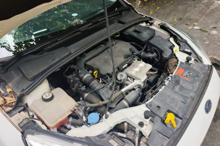 Used Ford Focus 2015 Sedan EcoBoost 125 Automatic Supreme Style Edition Engine Bay Right