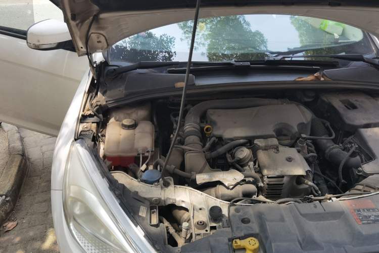 Used Ford Focus 2015 Sedan EcoBoost 125 Manual – Ultra-Style Edition Engine Bay Right