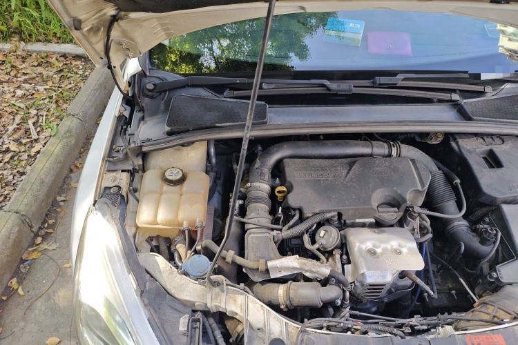 Used Ford Focus 2015 Sedan EcoBoost 125 Automatic Supreme Style Edition Engine Bay Right