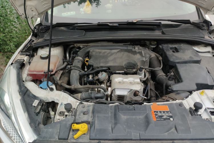 Used Ford Focus 2015 Hatchback EcoBoost 125 Manual – Ultra-Style Edition Engine Bay