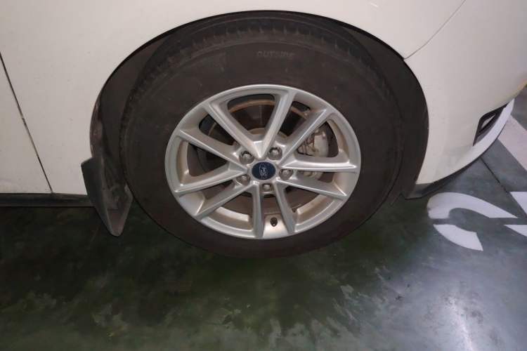 Used Ford Focus 2015 Hatchback EcoBoost 125 Automatic Supreme Style Edition Exterior 1