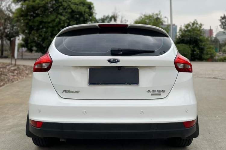 Used Ford Focus 2015 Hatchback EcoBoost 125 Automatic Supreme Style Edition Exterior 10