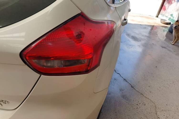 Used Ford Focus 2015 Hatchback EcoBoost 180 Automatic Sport Model Exterior 2