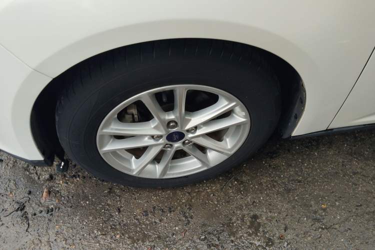Used Ford Focus 2015 Hatchback 1.6L Automatic Fashion Edition Exterior 2